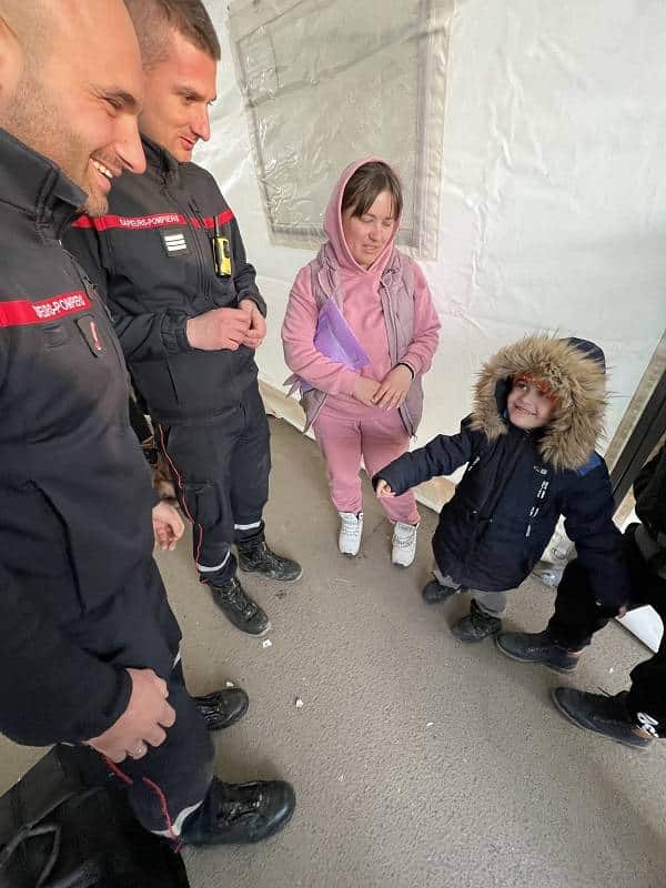 réfugiés Ukrainiens et sapeurs-pompiers Français à la frontière