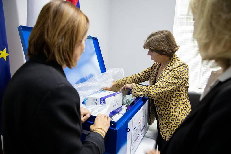 Catherine Colonna en visite en Arménie devant une malle de produits de santé Tulipe